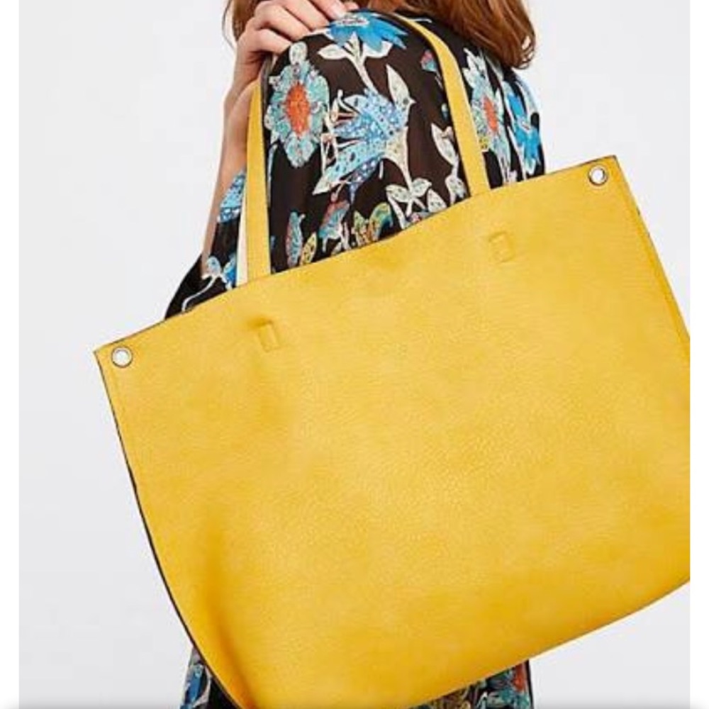 ☀️☀️☀️Light summer yellow 4 piece tote !☀️☀️☀️